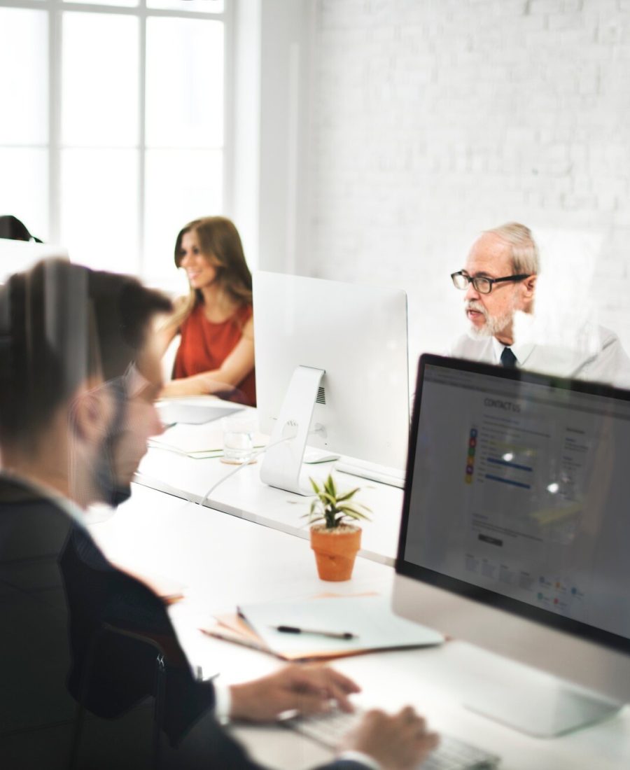 business-team-contattateci-helpdesk-internet-concept_53876-31147