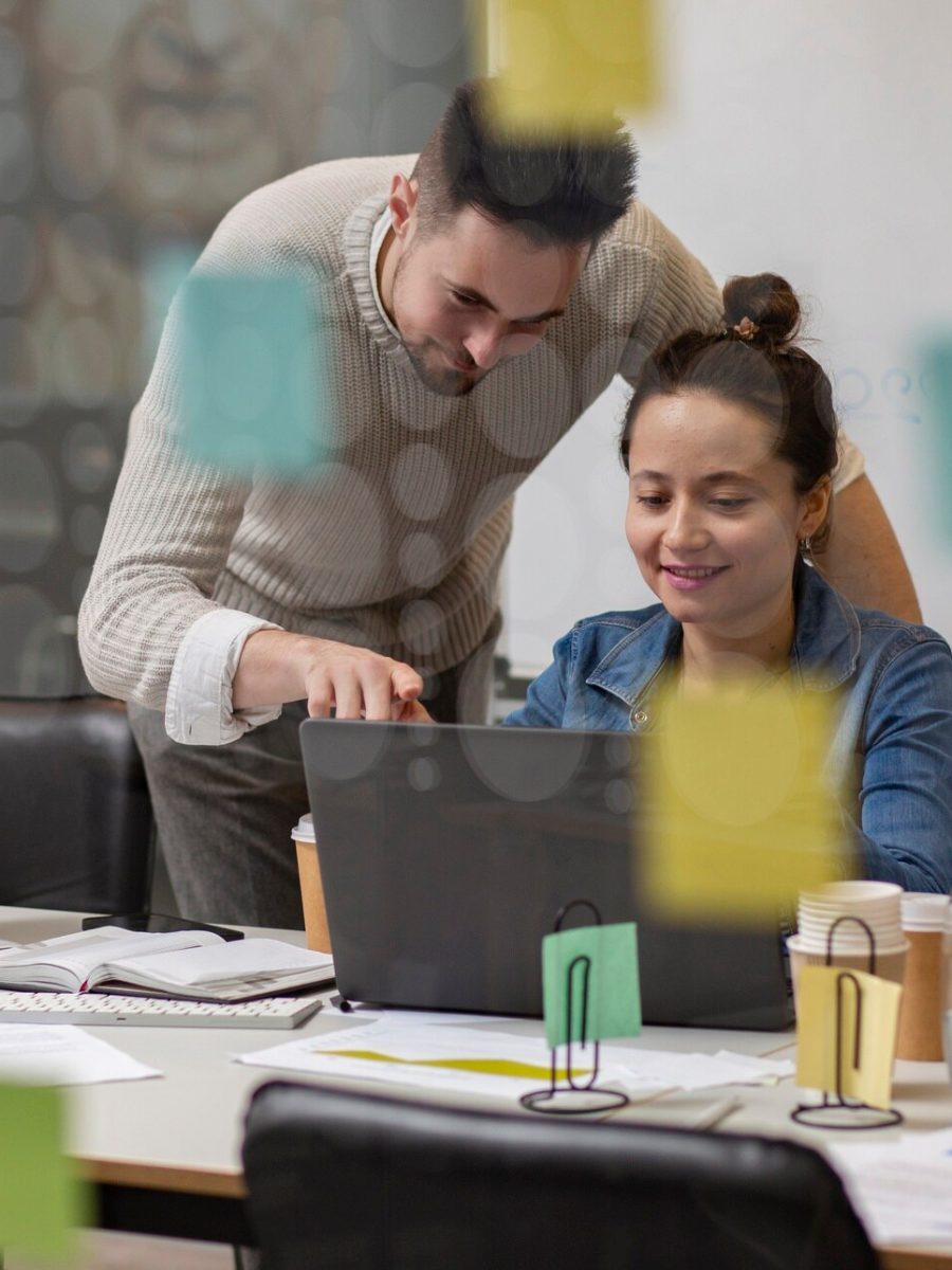 laboratorio-informatico-moderno-e-attrezzato_23-2149241232